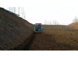 挖溝可是微型挖掘機(jī)的強(qiáng)項(xiàng)