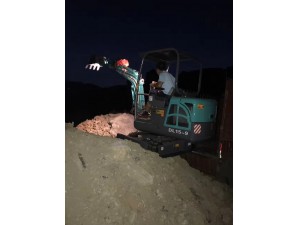 15型微信挖掘機(jī)加班作業(yè)